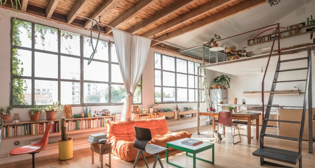 Loft d’architecte avec structure rouge et verrière industrielle