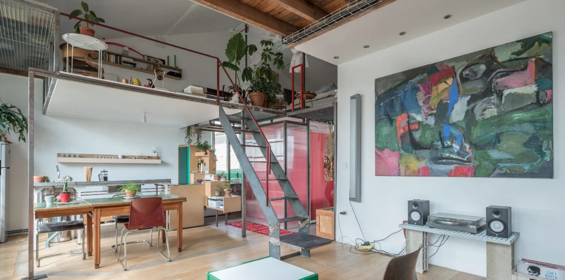 Loft d’architecte avec structure rouge et verrière industrielle · 03
