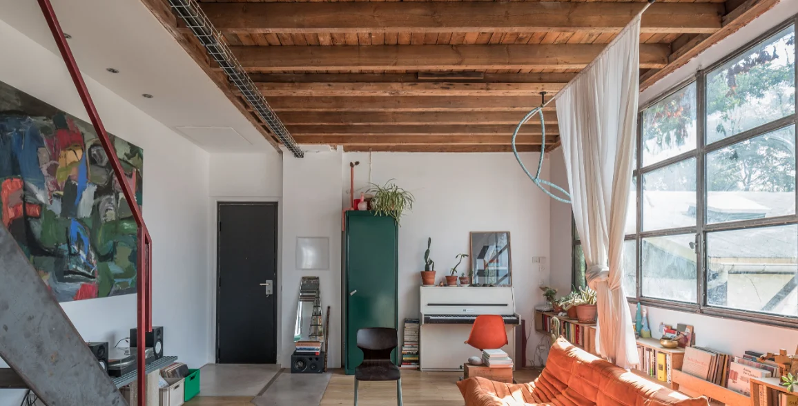 Loft d’architecte avec structure rouge et verrière industrielle · 04