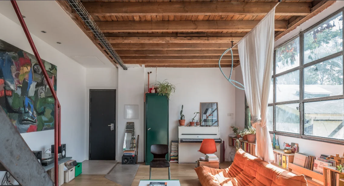 Loft d’architecte avec structure rouge et verrière industrielle · 05