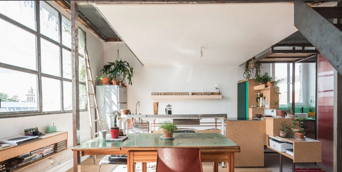 Loft d’architecte avec structure rouge et verrière industrielle · 06