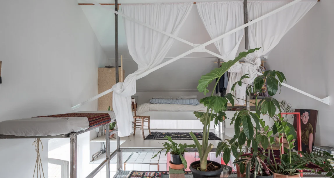 Loft d’architecte avec structure rouge et verrière industrielle · 07