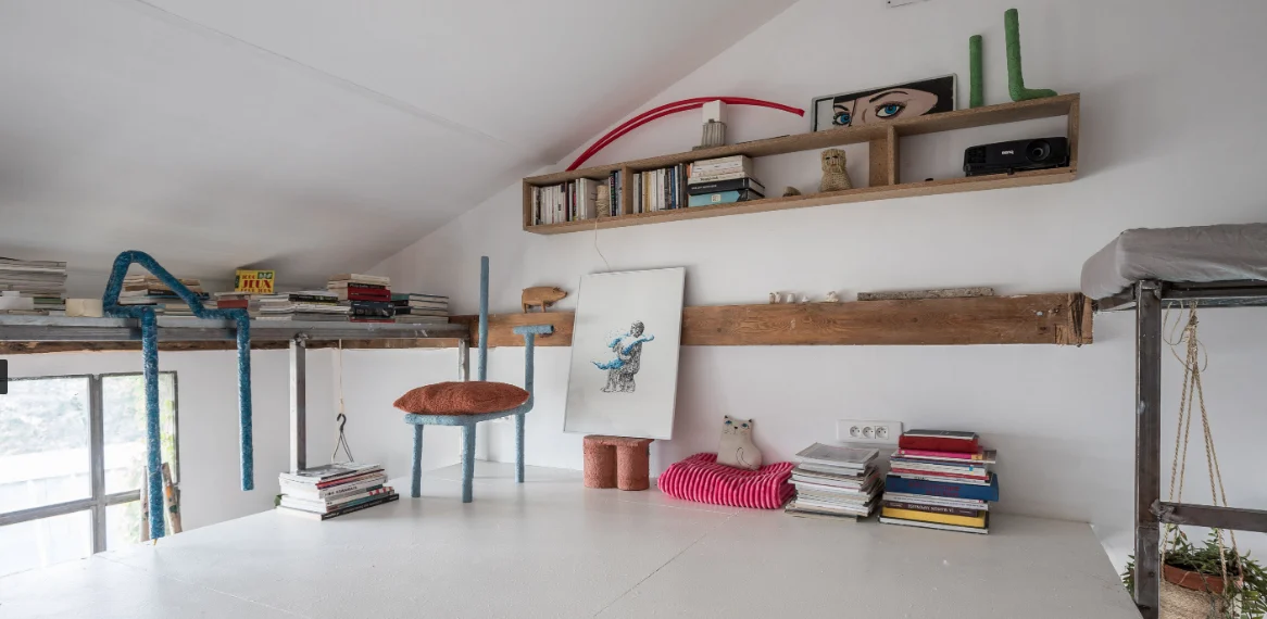Loft d’architecte avec structure rouge et verrière industrielle · 08