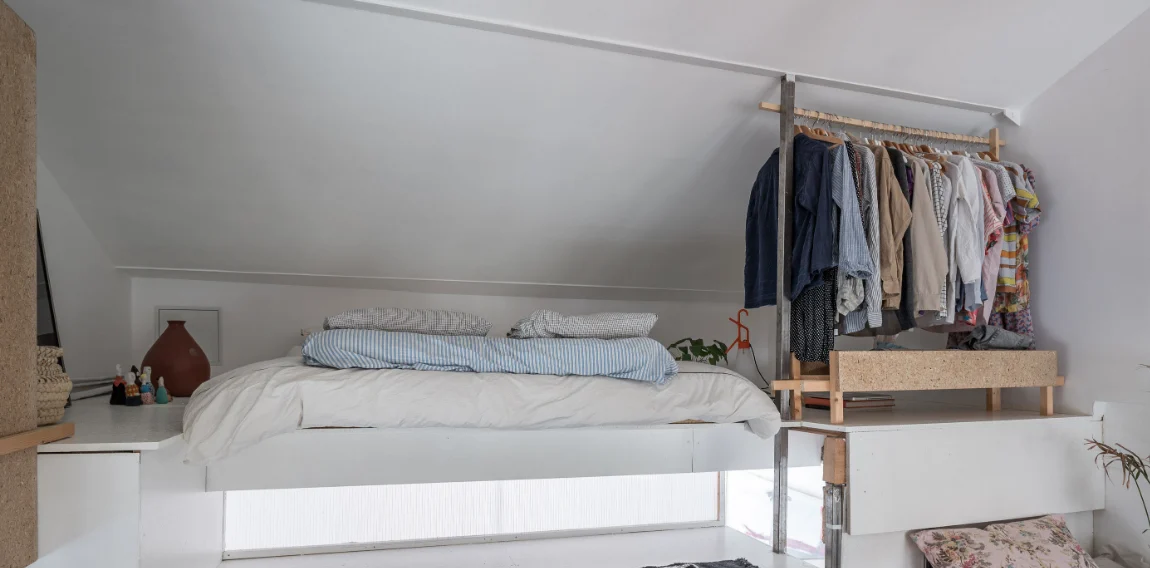Loft d’architecte avec structure rouge et verrière industrielle · 09
