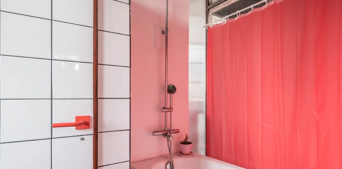 Loft d’architecte avec structure rouge et verrière industrielle · 10