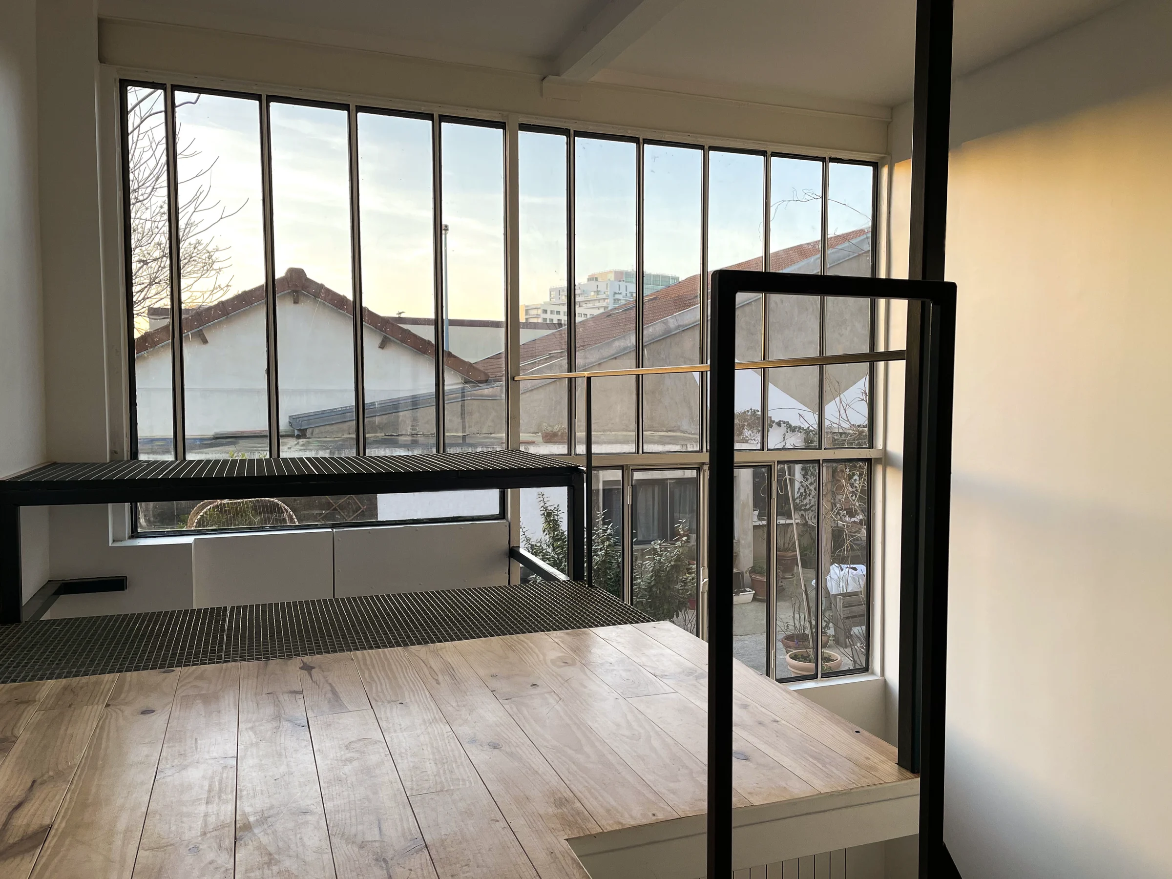 Mini loft avec grande verrière en acier